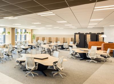 株式会社働楽ホールディングス 様のワークブース事例